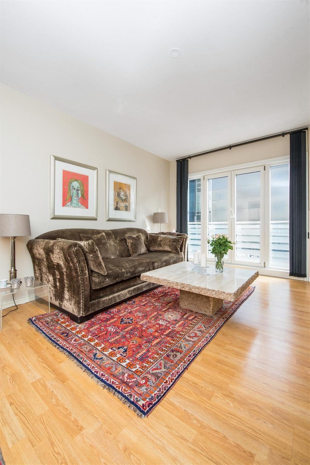 Legg merke til de store vindusflatene med fransk balkong Galleribilde