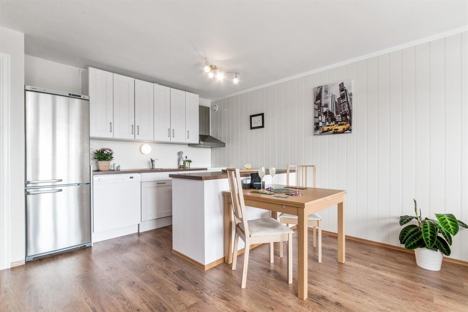 Nyere kjøkken i åpen løsning til stuen. Galleribilde