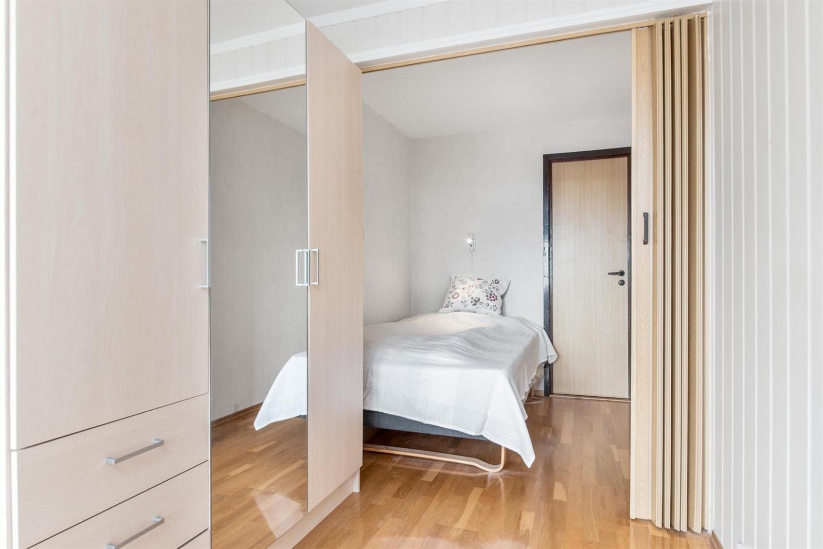 Soverommet har en skyvedør som deler rommet og gir plass til en separat sove- og kontor avdeling. Galleribilde