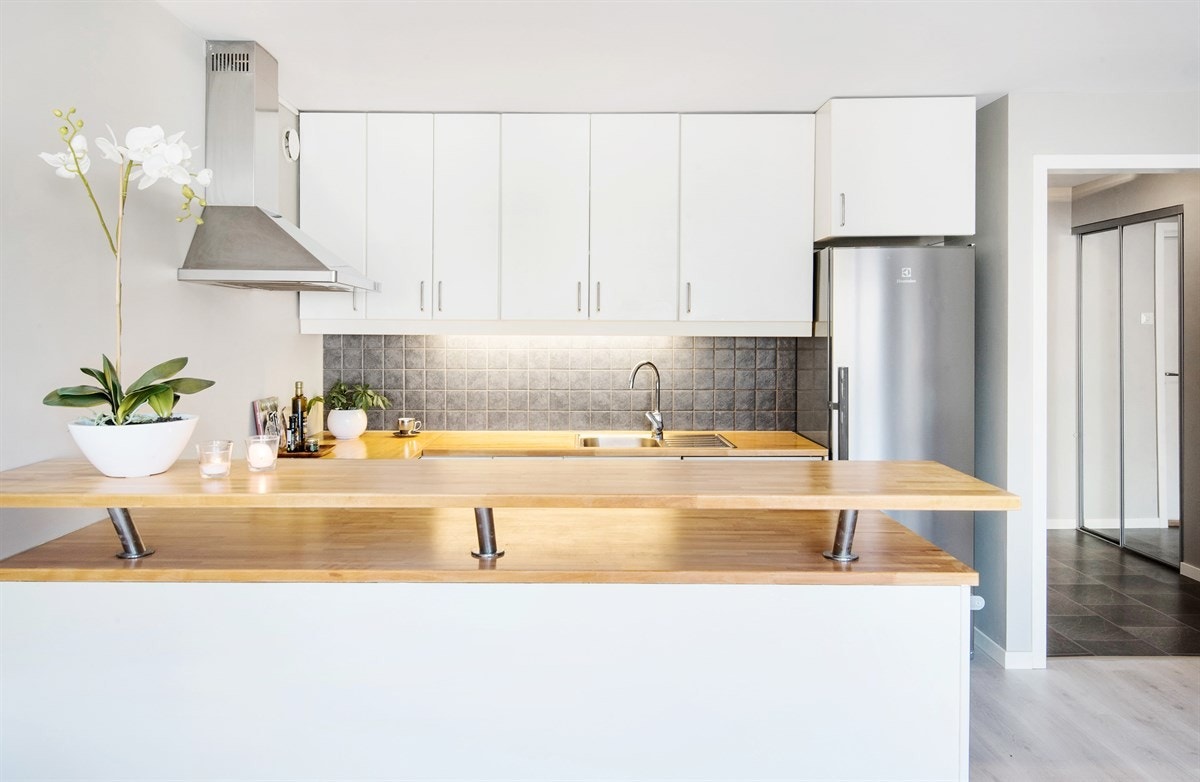 Kjøkkenet har lakkert benkeplate fra 2017 og godt med skap- og benkeplass. Galleribilde