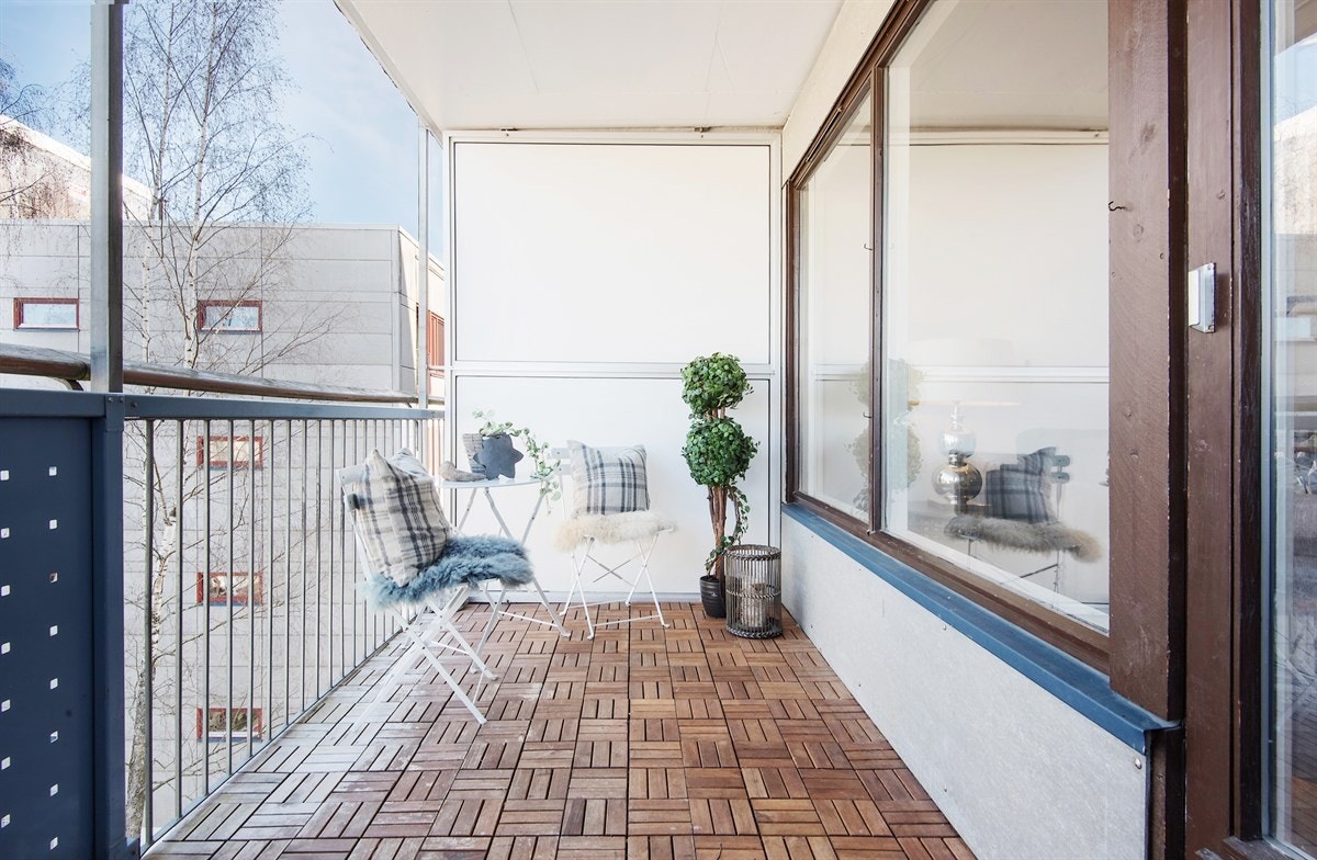 Fra stuen er det utgang til en hyggelig nordvestvendt balkong på 7.5 kvm med plass til møblement. Galleribilde