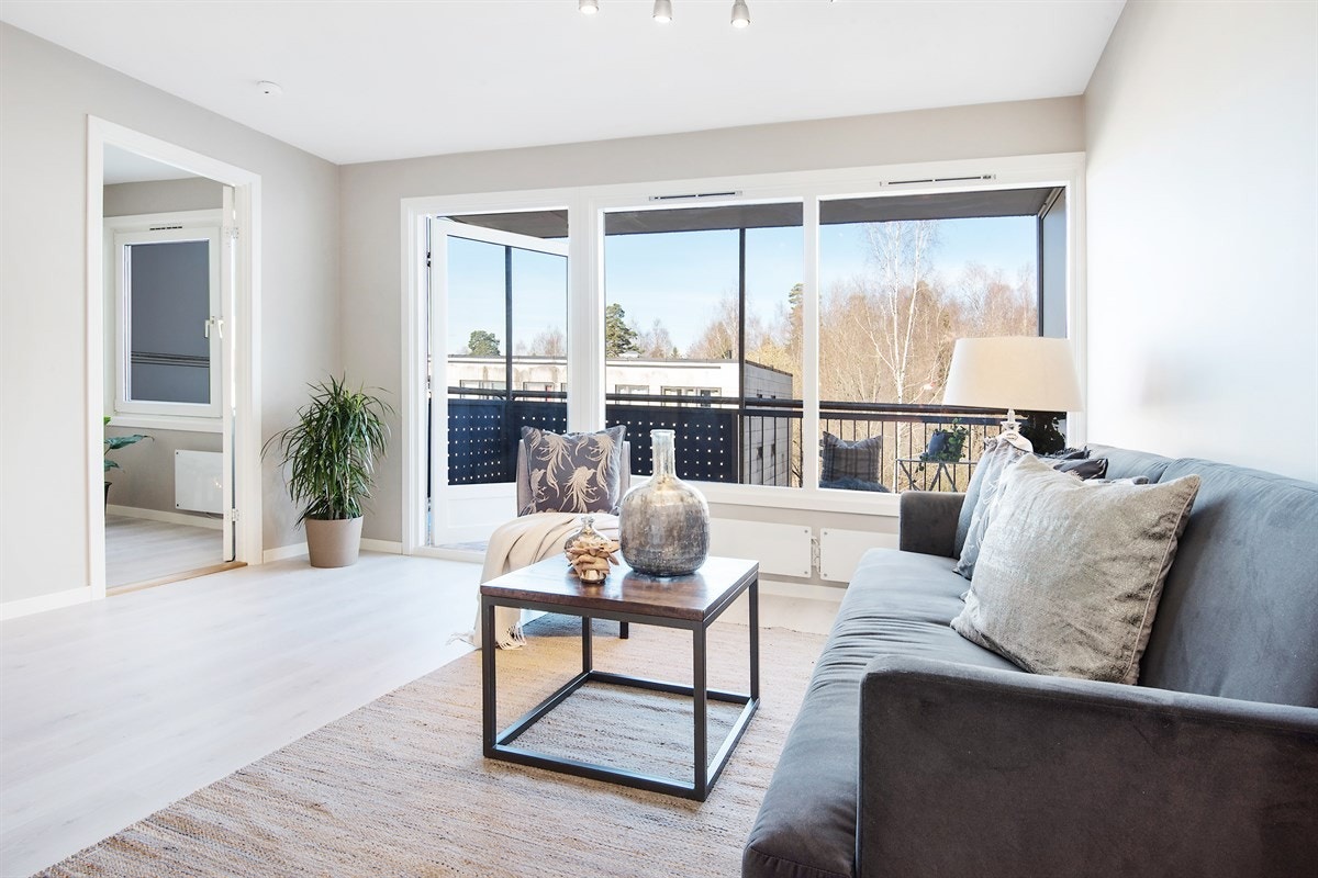 Stuen har parkett på gulvet og lyse malte vegger. Galleribilde