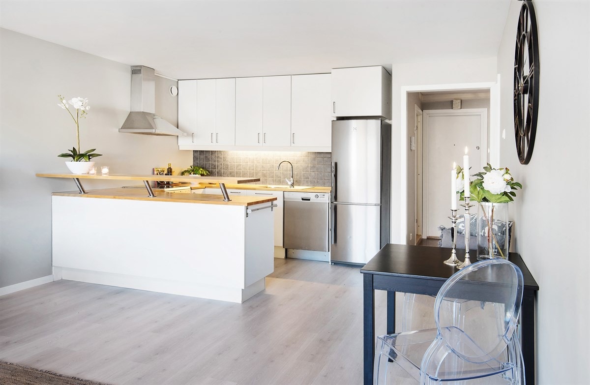 Pent og lyst Ikea kjøkken fra 2006. Galleribilde