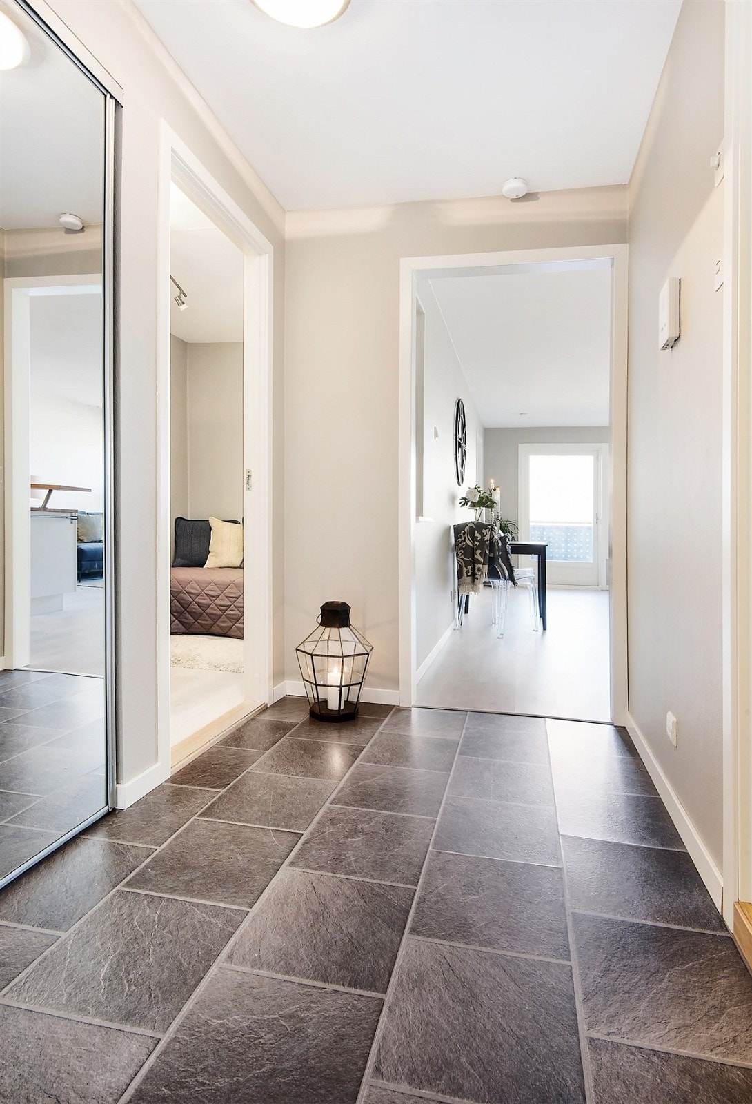 Stor skyvedørsgarderobe i gangen - her får du plass til det meste! Galleribilde