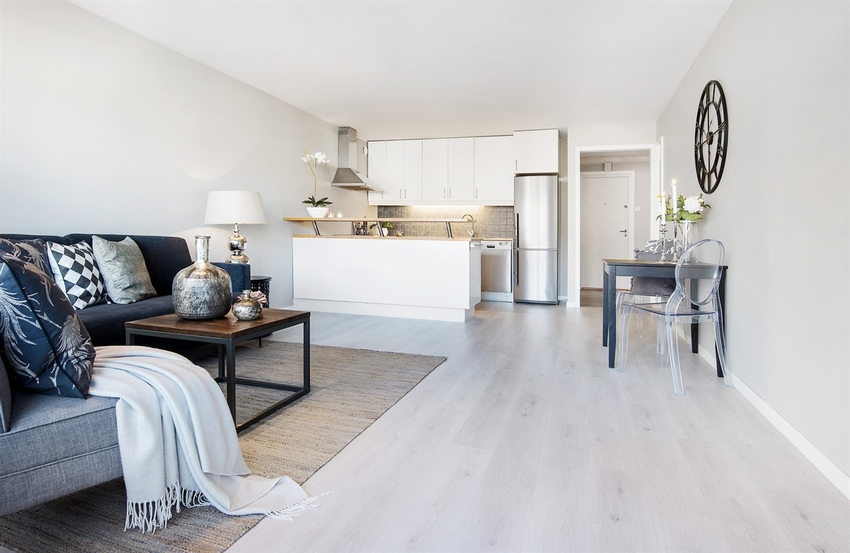 Fra stuen mot kjøkken og gang. Galleribilde