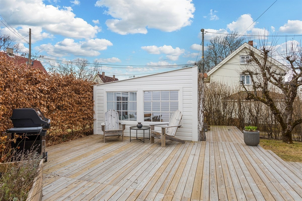 Lysthus med stor terrasseplatting Galleribilde