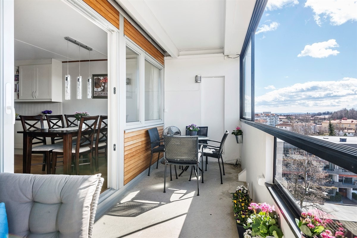 Stor sydvestvent innglasset veranda. Glassene kan skyves til side. Galleribilde