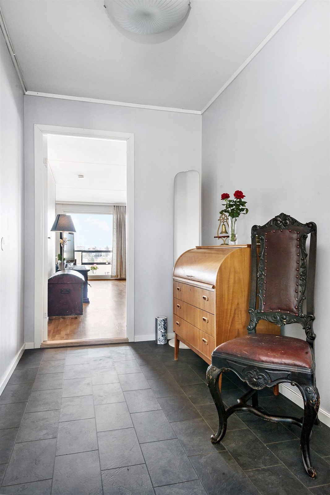 Gang mot stuen. Galleribilde