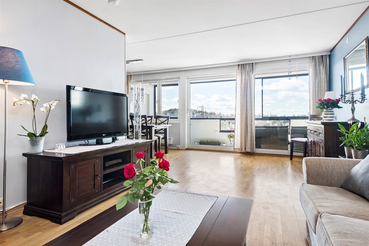 Stuen er lys og stor. Adkomst til innglasset veranda med herlig utsikt. Galleribilde