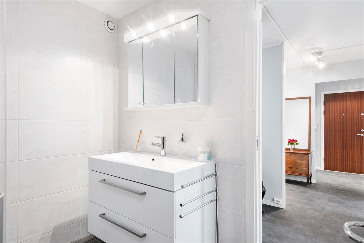 Bad. Hvit innredning med servant. Galleribilde