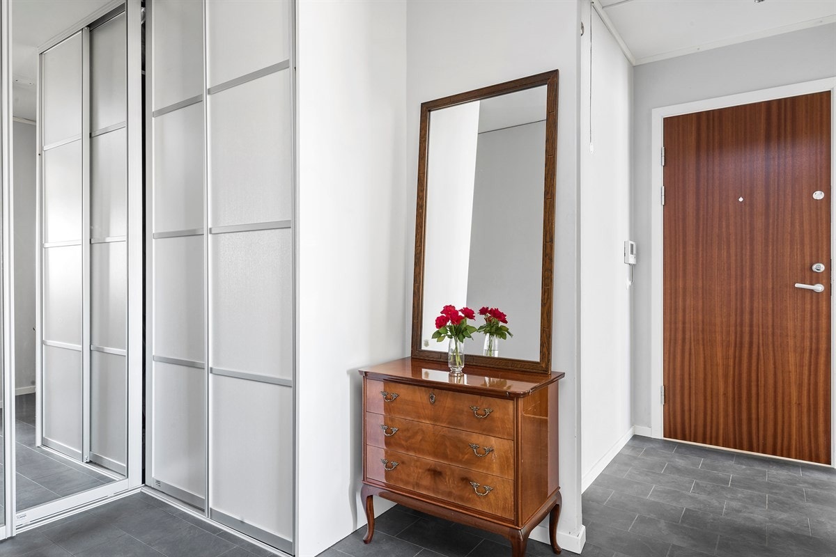 Entré/hall med skyvedørsgarderobe. Galleribilde