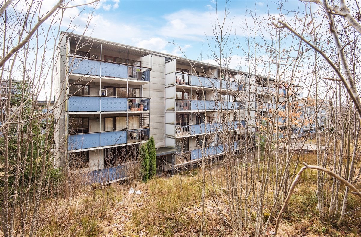 Fasaden. Da leiligheten har marka som nærmeste nabo er den godt skjermet for innsyn. Galleribilde