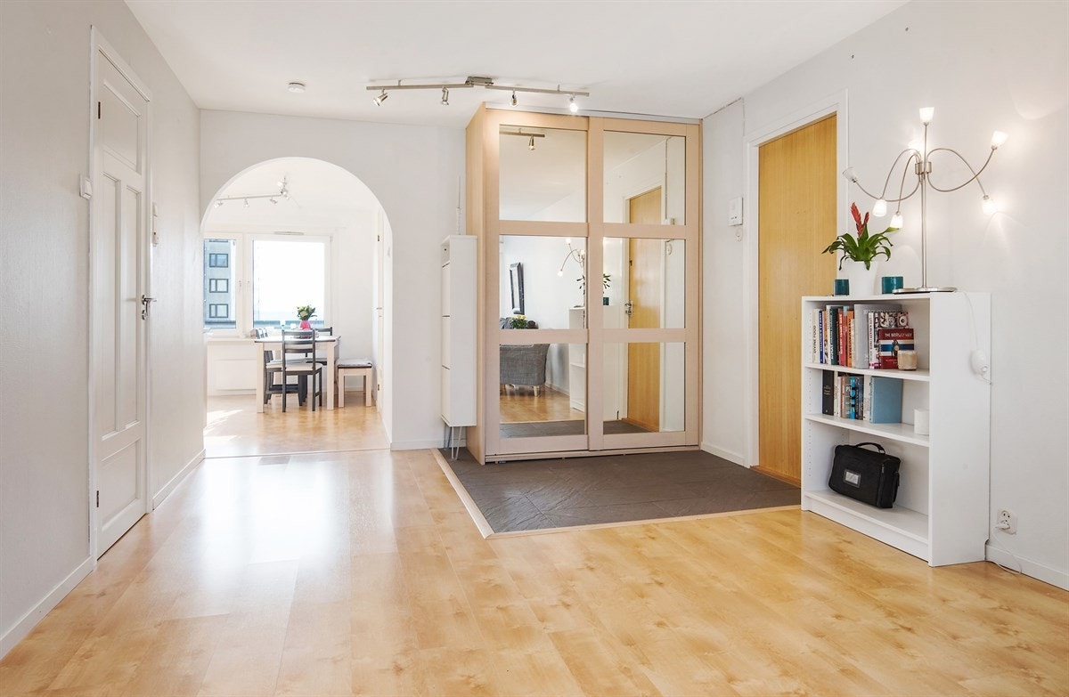 Inngangsparti i stuen med garderobeskap for oppbevaring av yttertøy og sko. Galleribilde