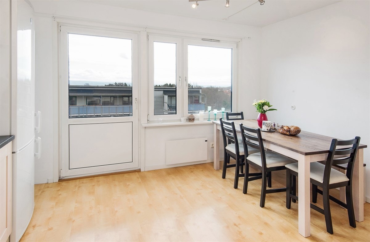 Det er god plass til hyggelig spisekrok hvor frokosten kan nytes i morgensolen. Galleribilde