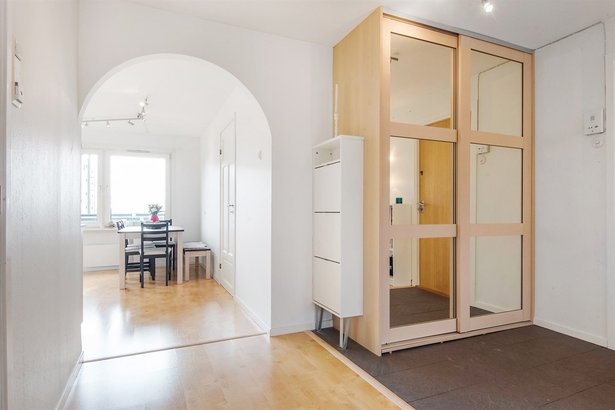 Gang mot kjøkkenet. Galleribilde