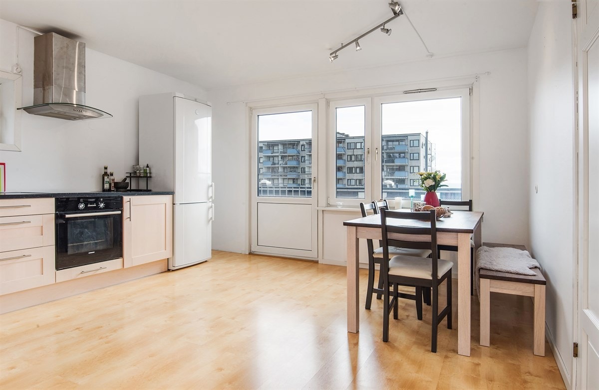 Romslig kjøkken med fransk balkong. og god plass til hyggelig spisekrok for frokosten kan nytes i morgensolen. Galleribilde