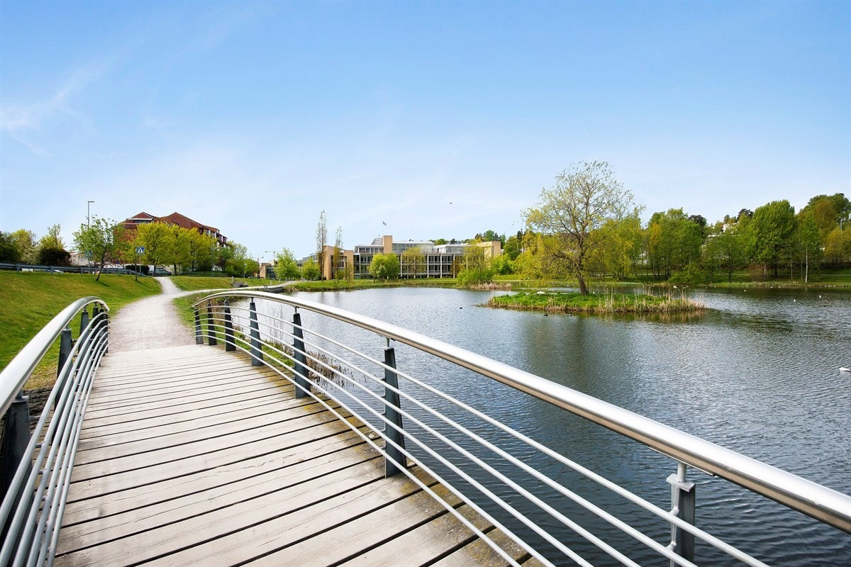 Det er gangavstand til turstier langs Smestaddammen Galleribilde