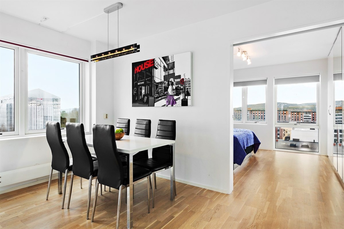 Selve kjøkkenet er svært romslig hvor du har god plass til spisemøblement - Skyvedør inn til hovedsoverommet Galleribilde