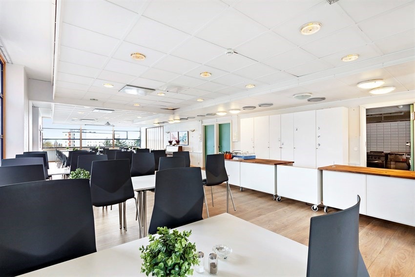 Camilla er serverings- og festlokalet i Kollektivet. Her serverer de frivillige matgruppene middag 3 dager i uken, men det kan også leies til bursdager, konfirmasjoner, dåp/navnedag ol. Galleribilde