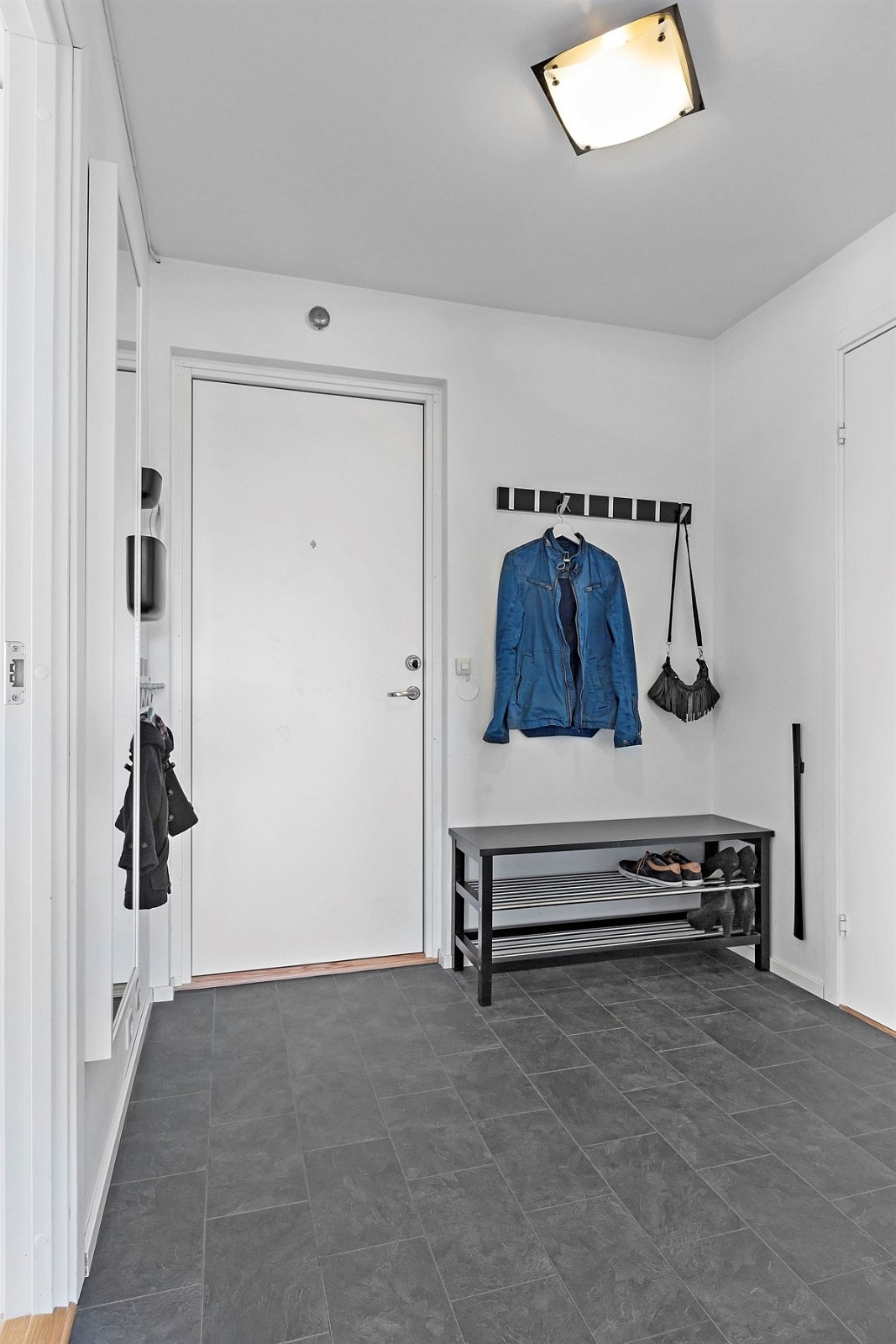I tilknytning til entréen har du en 2 kvm bod med ytterligere plass for oppbevaring Galleribilde