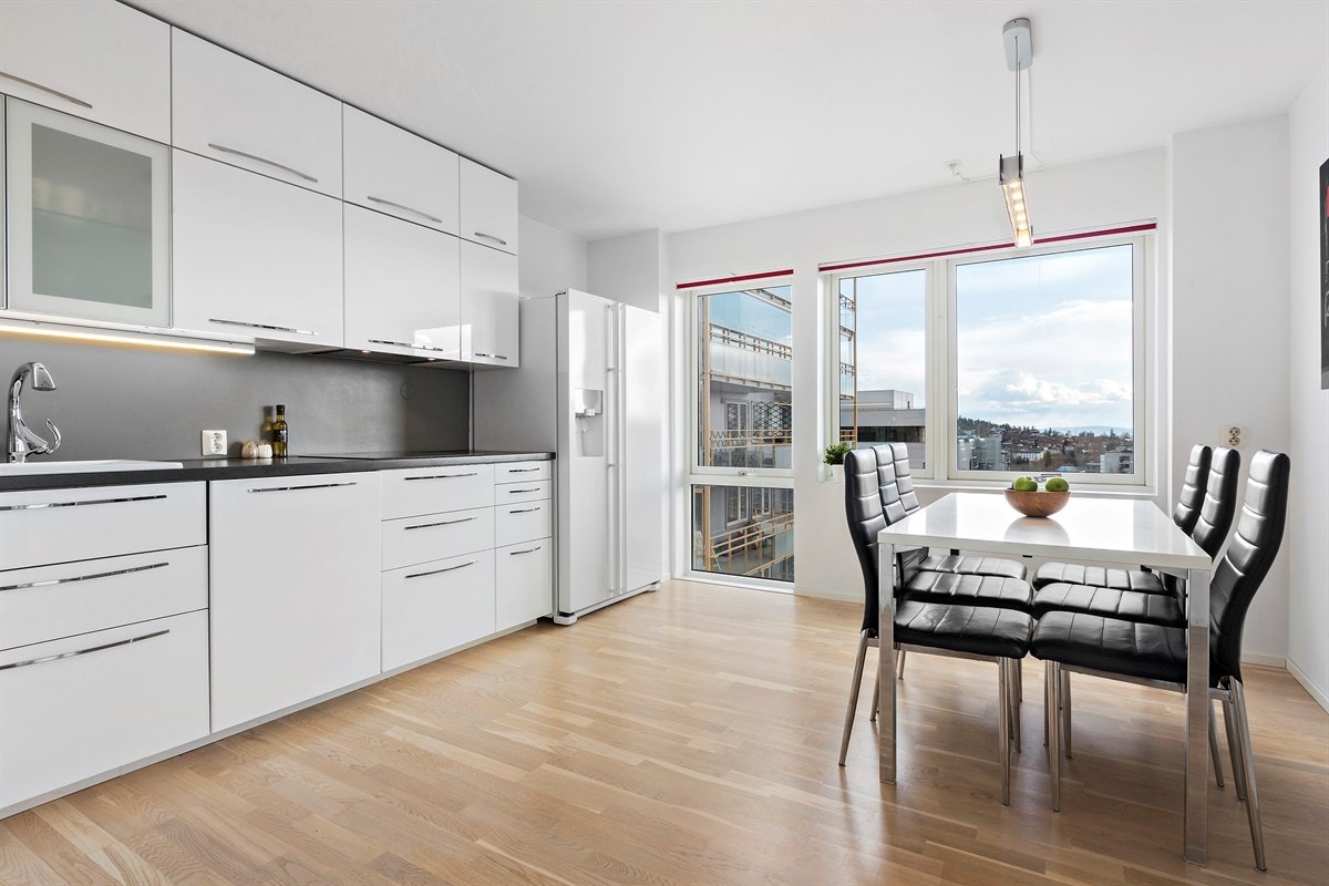 Påkostet kjøkken med hvit høyglanset kjøkkeninnredning Galleribilde