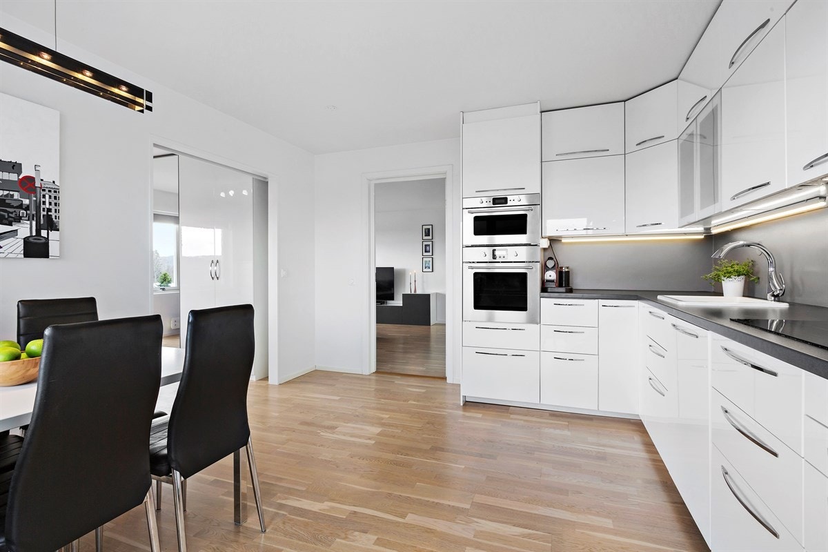 Moderne kjøkken fra 2013 med integrerte hvitevarer og god skapplass Galleribilde