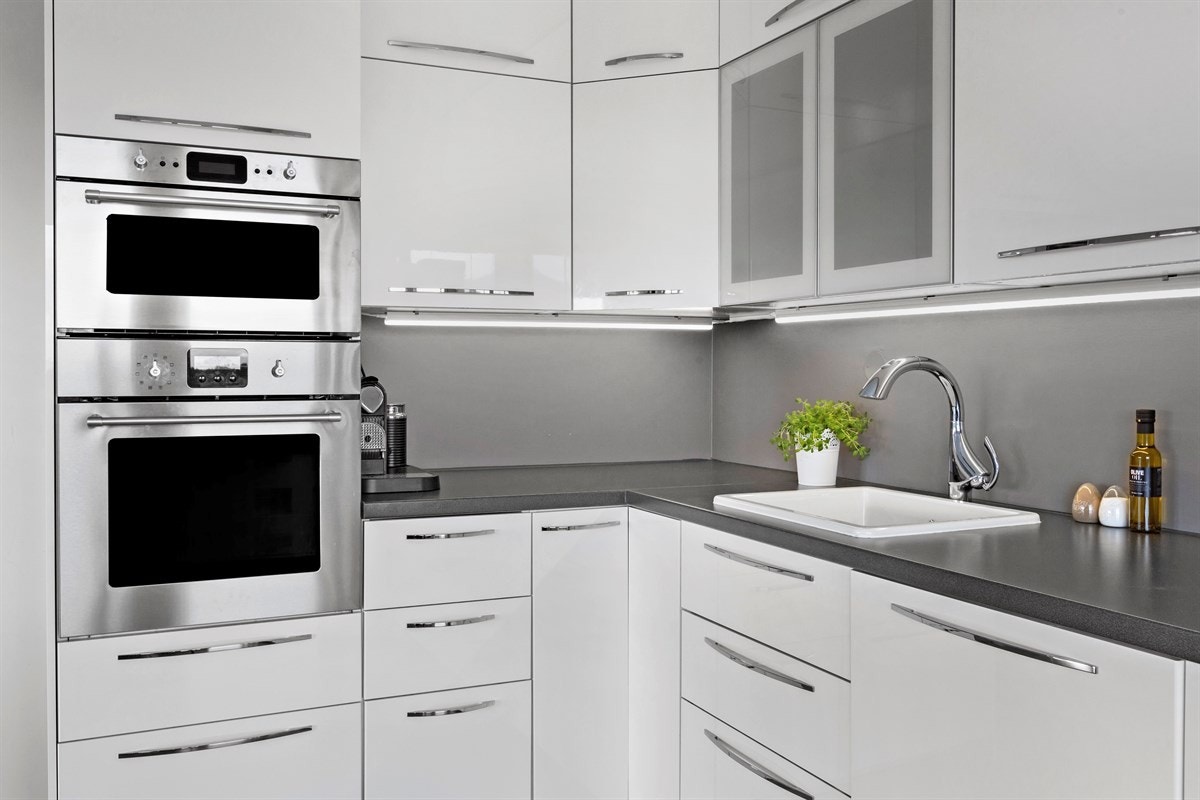 Integrert induksjonstopp, komfyr, mikrobølgeovn og oppvaskmaskin Galleribilde