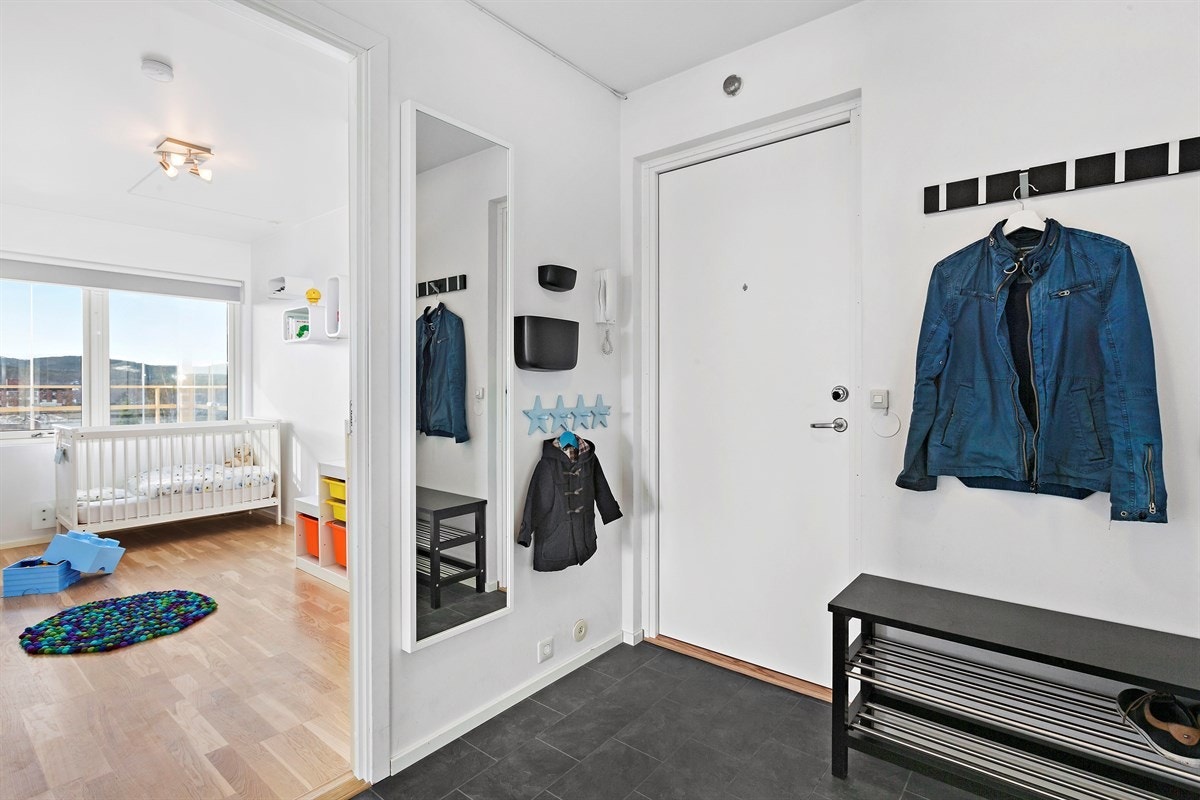 Lys og innbydende entré med plass til å sette fra seg sko og henge av yttertøy Galleribilde