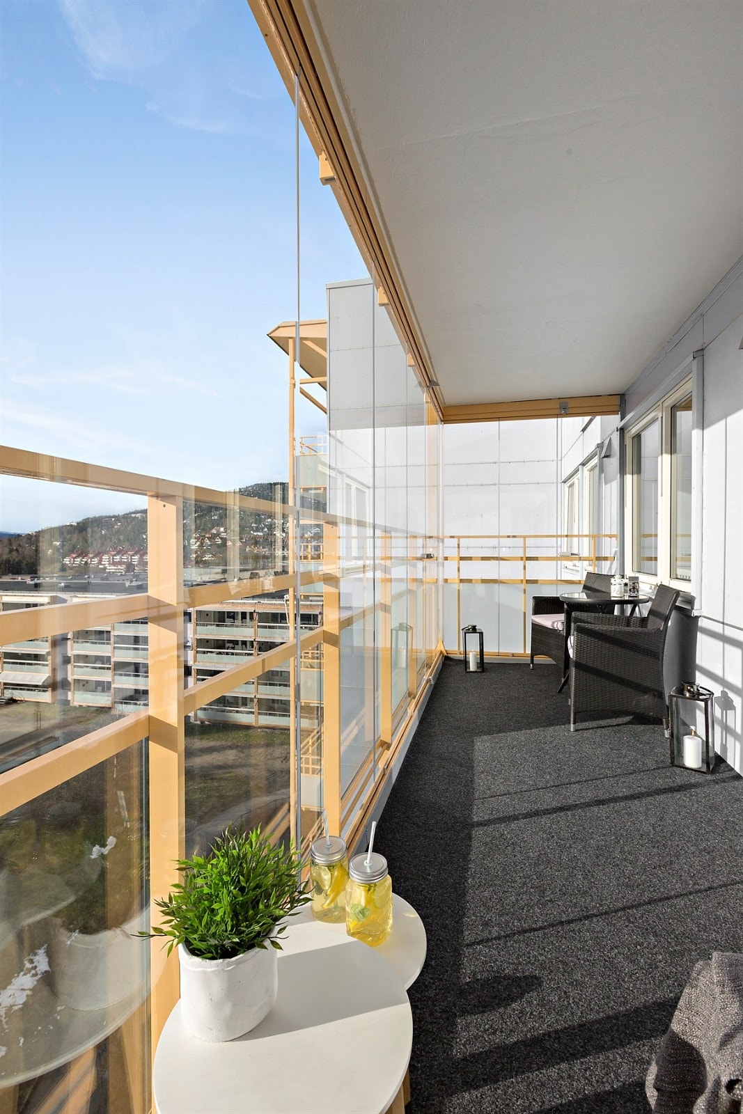 På verandaen har du gode solforhold med ettermiddag - og kveldssol Galleribilde