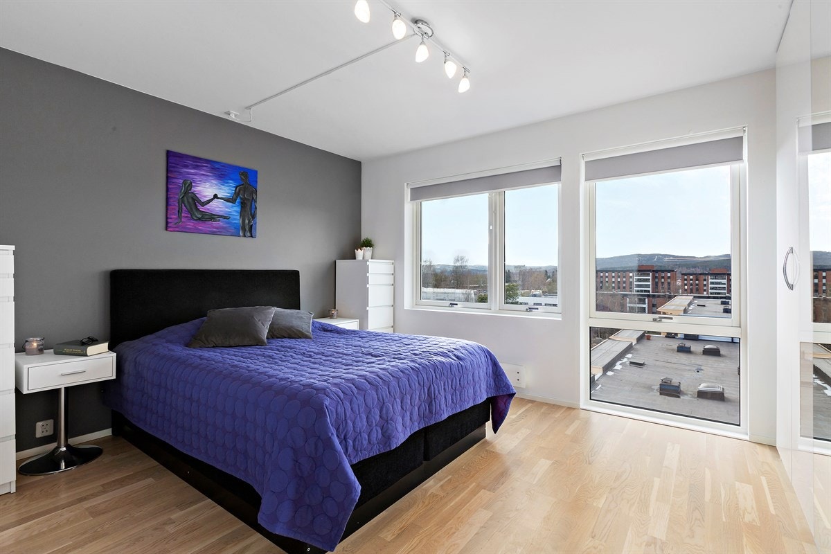 På hovedsoverommet er det stort garderobeskap med gode muligheter for oppbevaring og plass til dobbeltseng Galleribilde