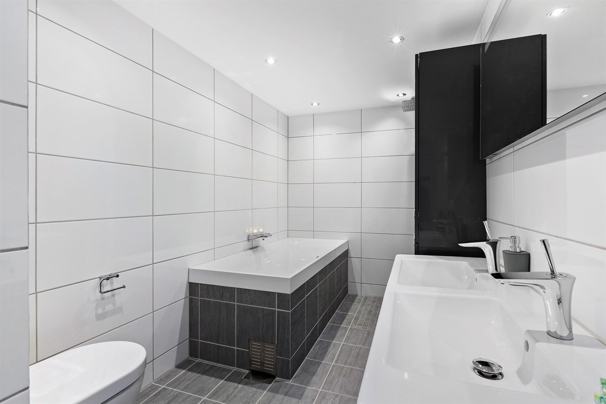 Romslig og delikat oppusset baderom fra 2013 med eksklusive fliser og pen innredning Galleribilde