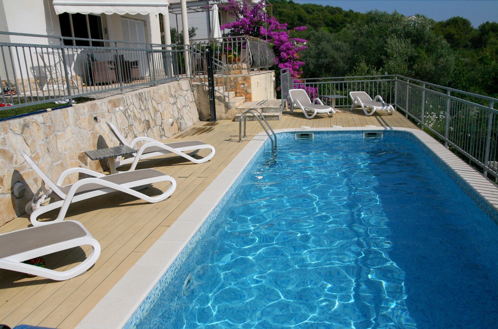 Oppvarmet basseng og solsenger Galleribilde