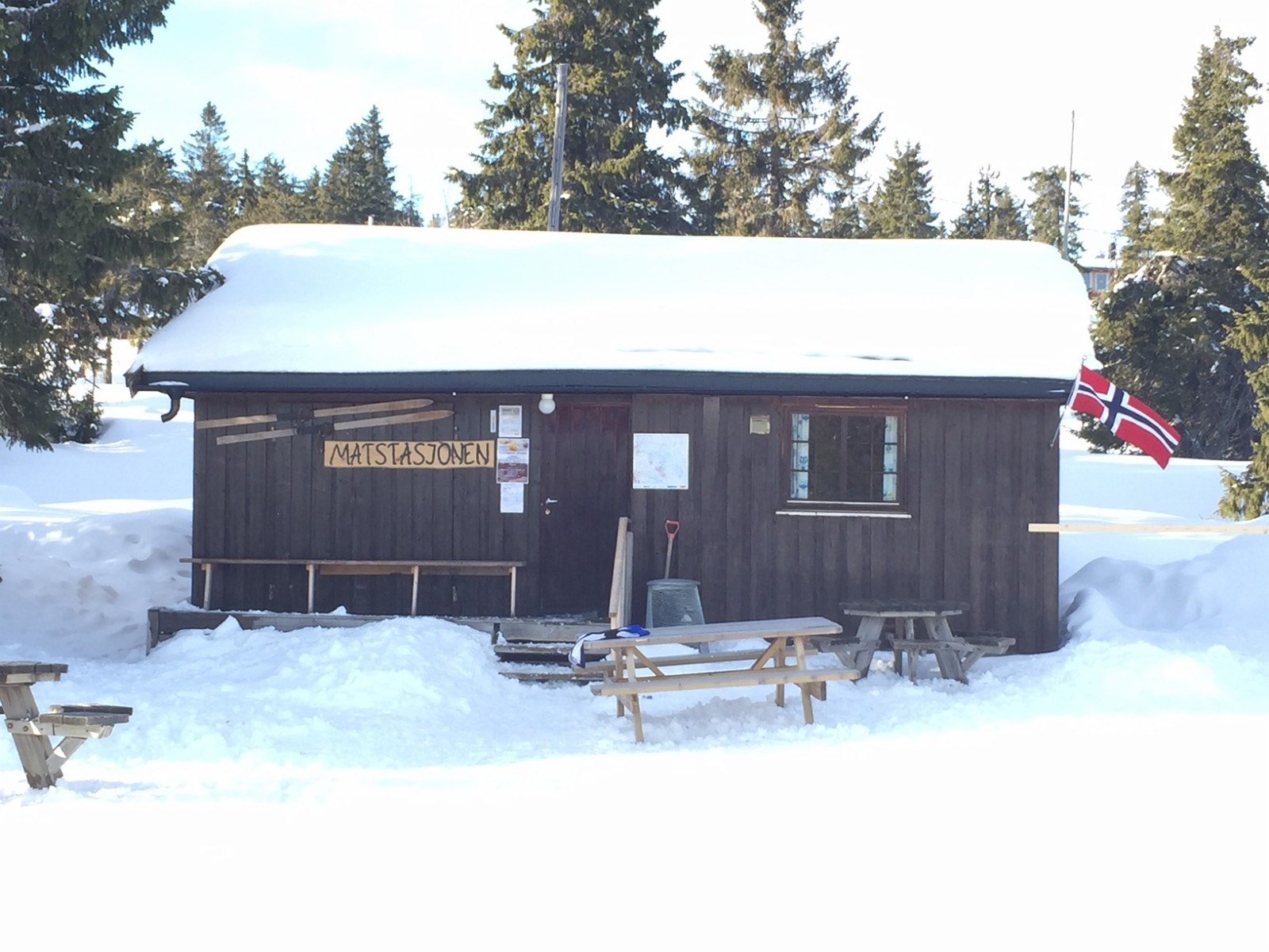Matstasjonen selger kaffe og vafler Galleribilde