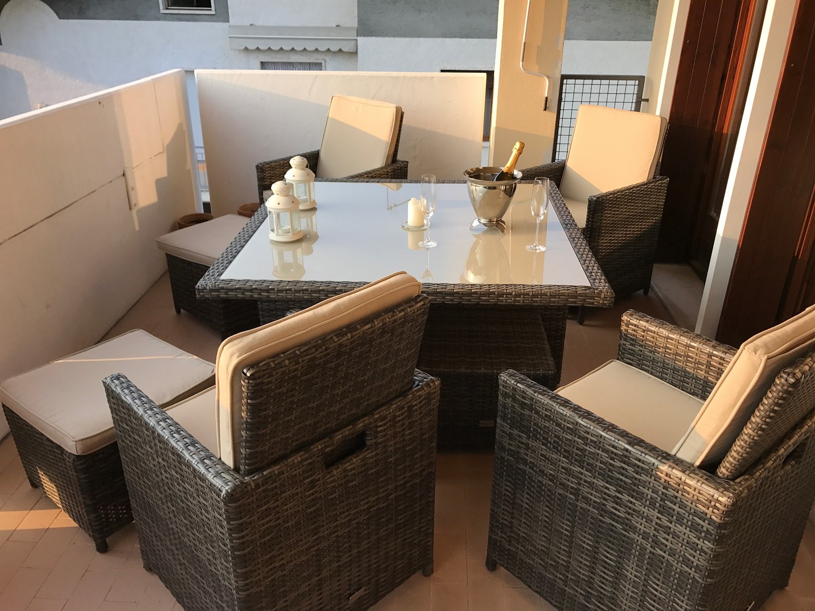 Nye møbler 4 stoler 4 puffer :-) Galleribilde