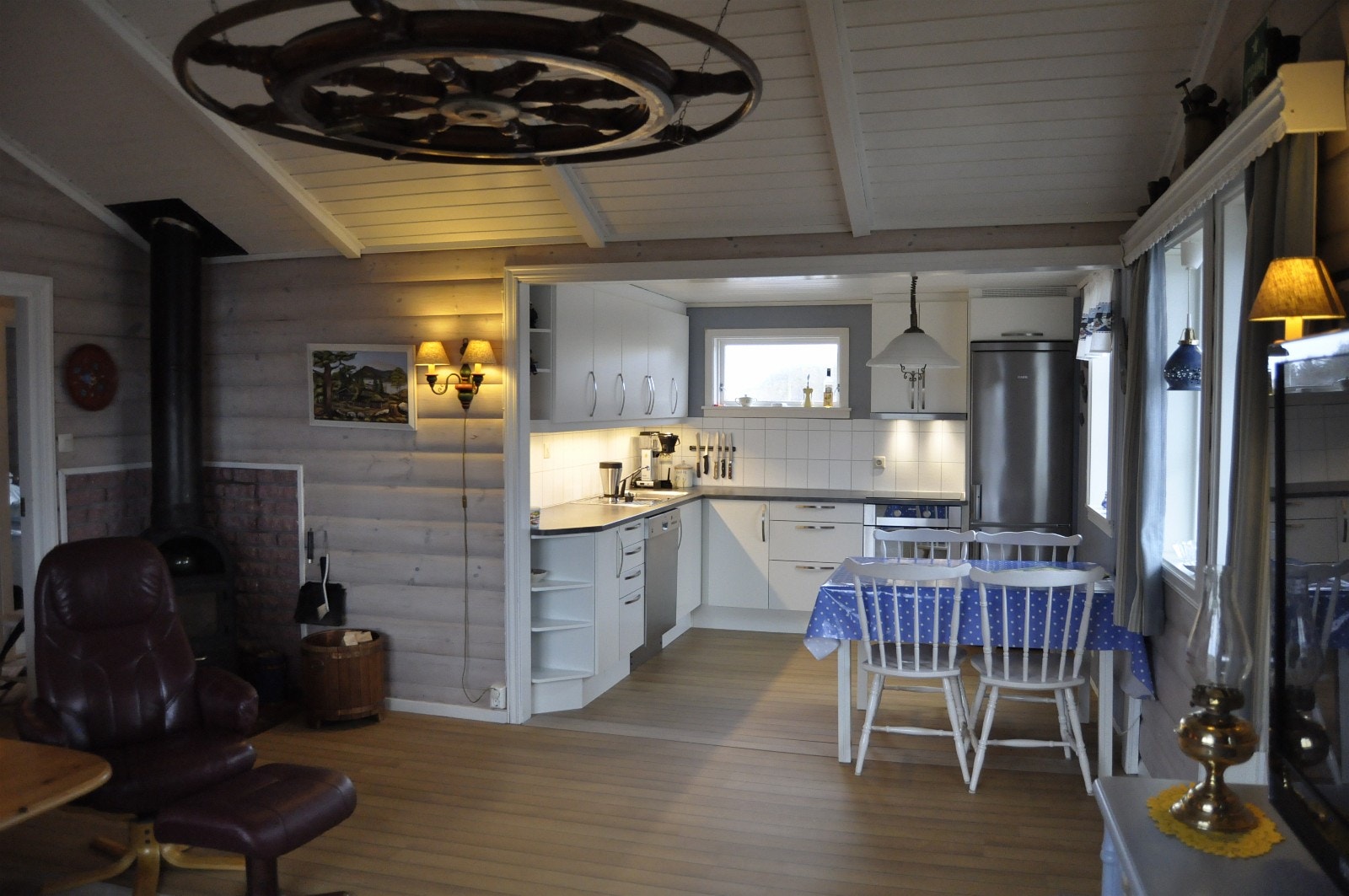 Åpen løsning mellom kjøkken og stue.
Nyrenovert kjøkken, med oppvaskmaskin. Galleribilde