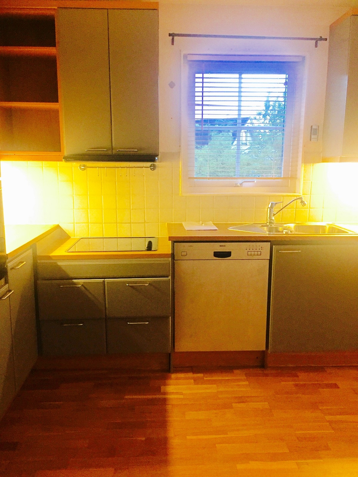 Kjøkken med innebygget hvitevarer og mikro ovn Galleribilde