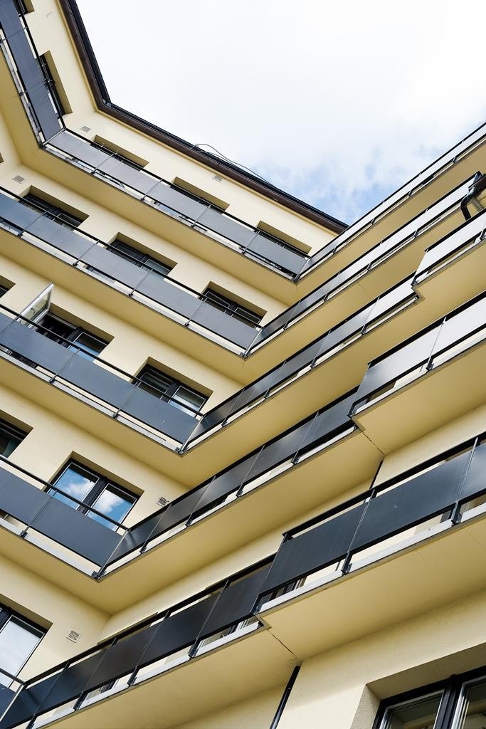 Fasade fra bakgården - leiligheten ligger i byggets 3.etasje! Galleribilde