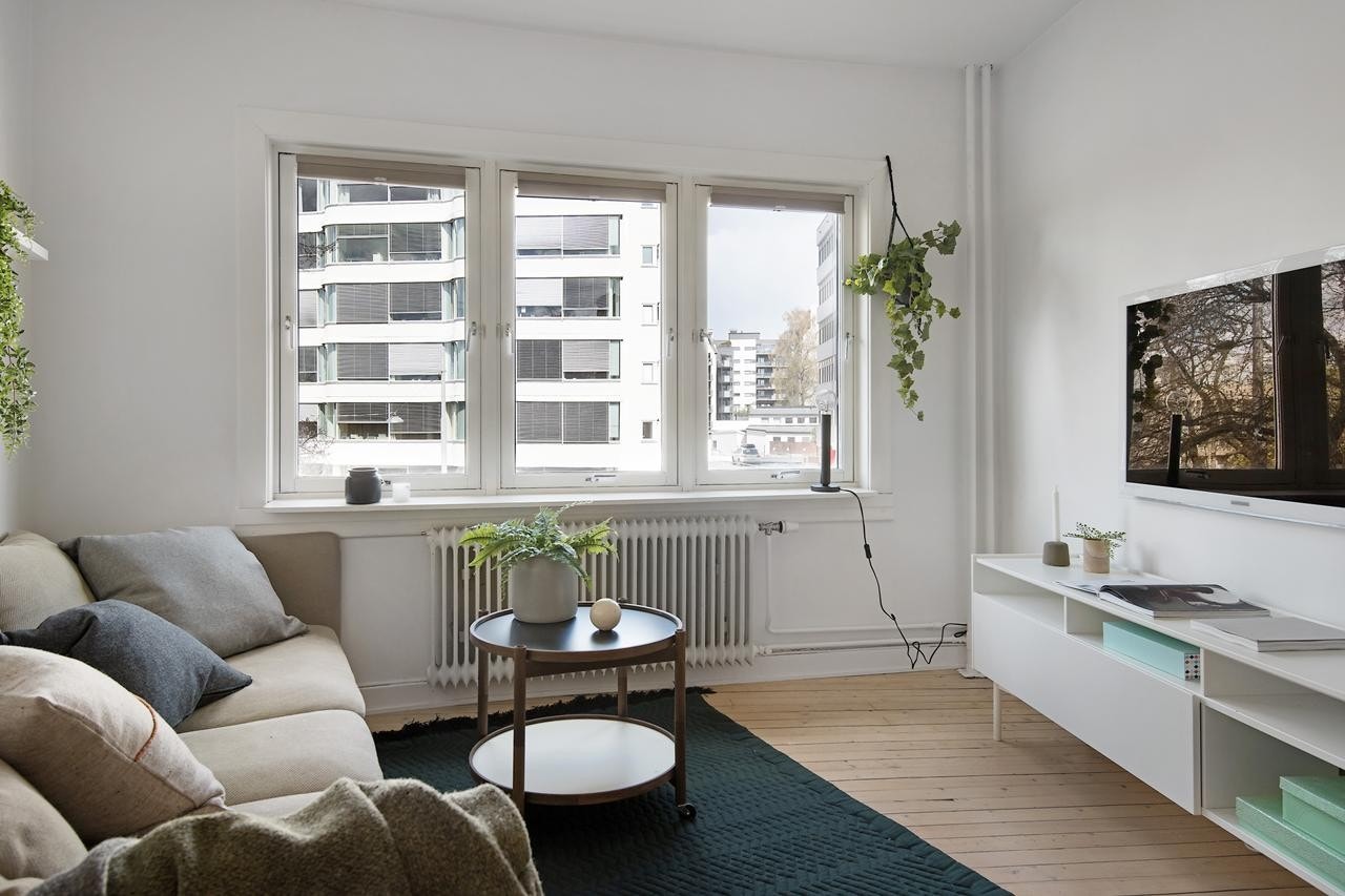 I stuen er det god plass til en sofagruppe med tilhørende stuebord og tv-benk. Kabel-TV og internett er inkludert i felleskostnadene! Galleribilde