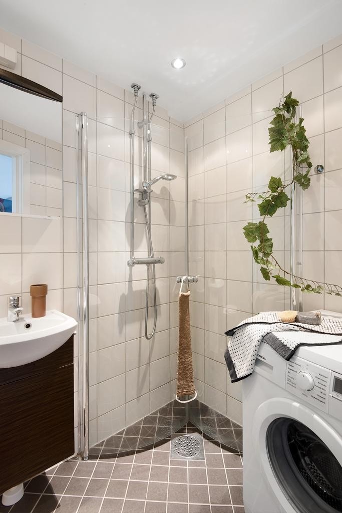 Badet har også opplegg til vaskemaskin og dusj på gulv med innfellbare glassdører. Galleribilde