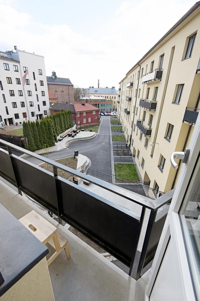 Du får plass til en liten sittegruppe, om du vil sole deg og parken føles for langt unna. Balkongen er sydvendt. Galleribilde