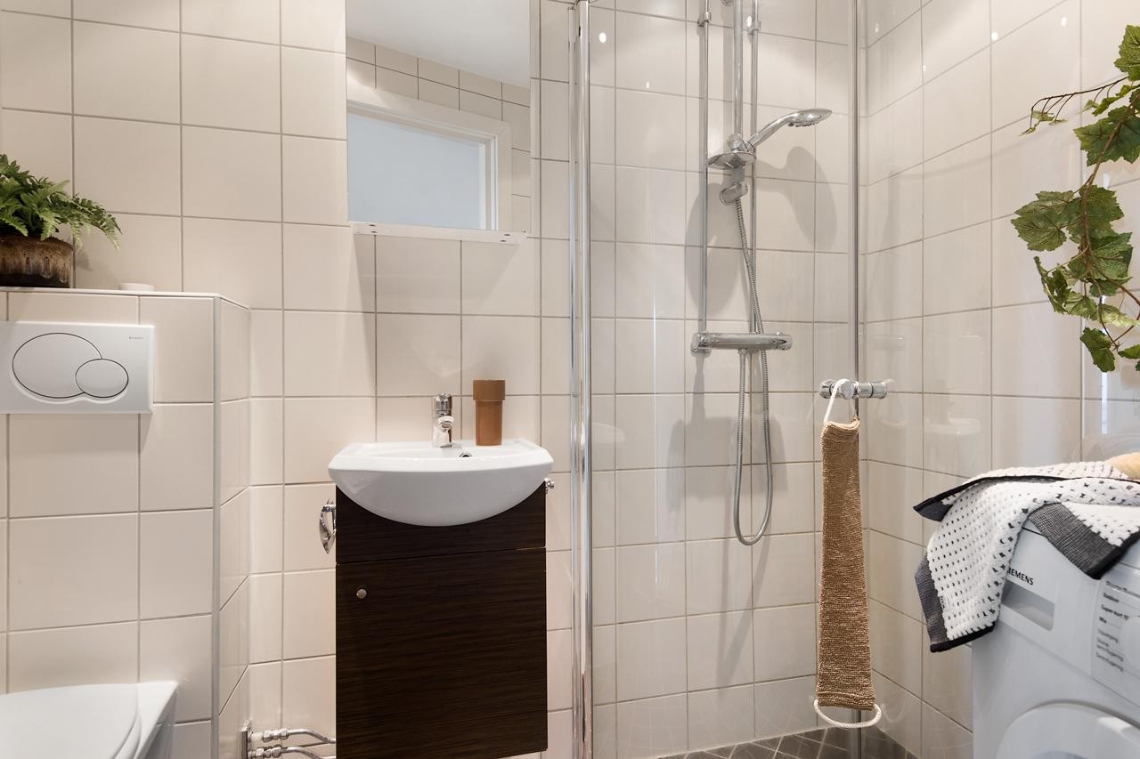 Flislagt bad pusset opp i regi av borettslaget i 2010 med vegghengt klosett, downlights og gulvvarme. Galleribilde