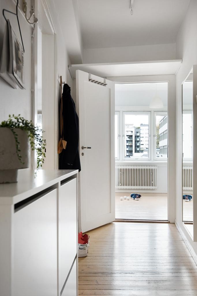 Innbydende inngangsparti med hyller og plass til å henge fra seg yttertøy. Galleribilde