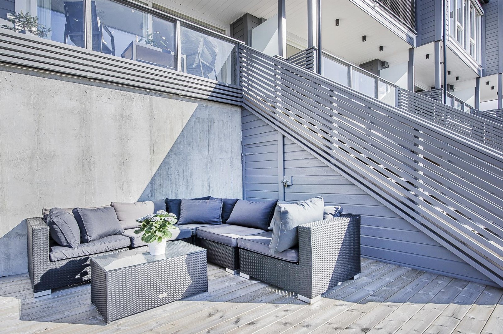 Romslig terrasse (bod under trapp) Galleribilde