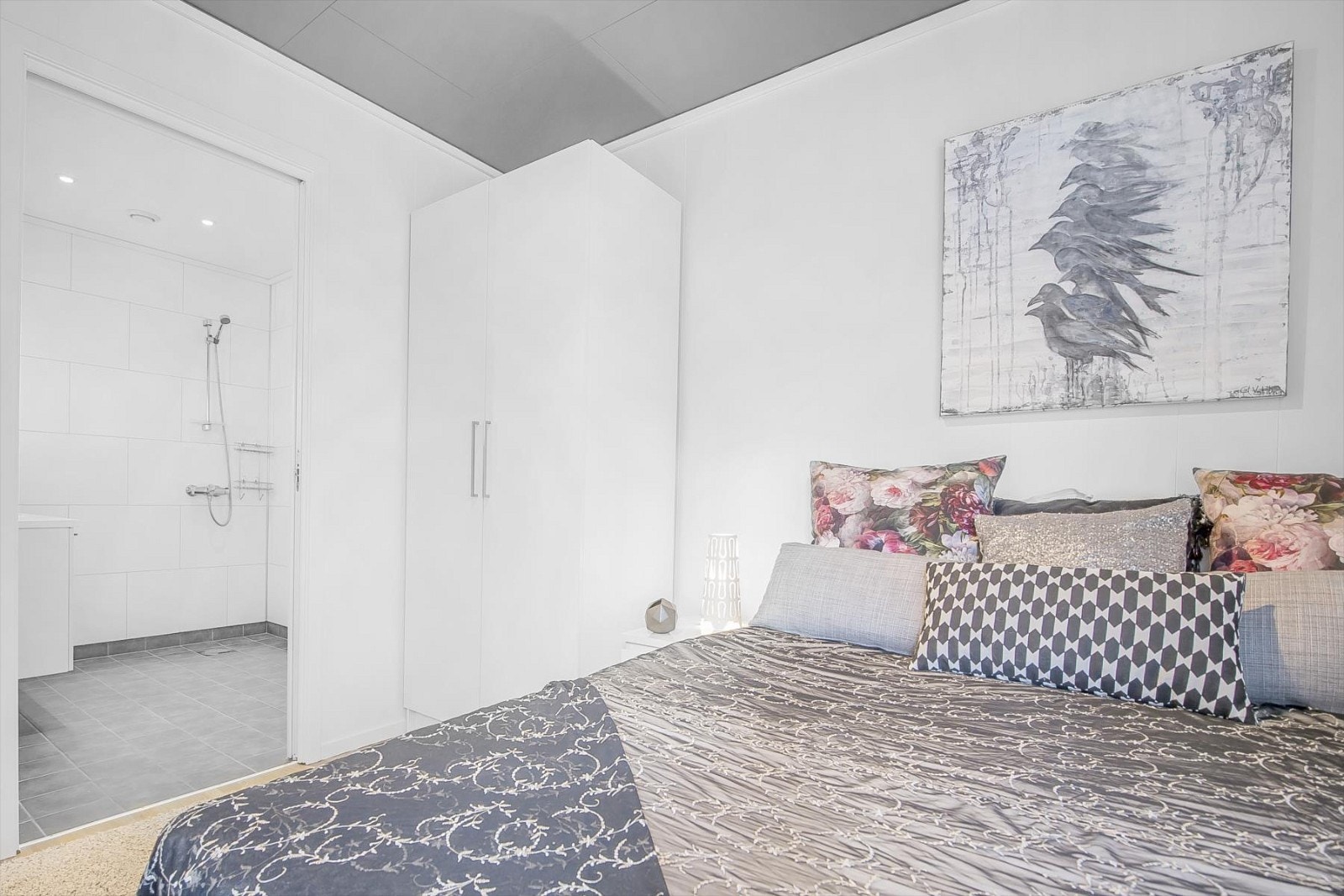 Soverom i 1. etasje med inngang til bad/vaskerom Galleribilde