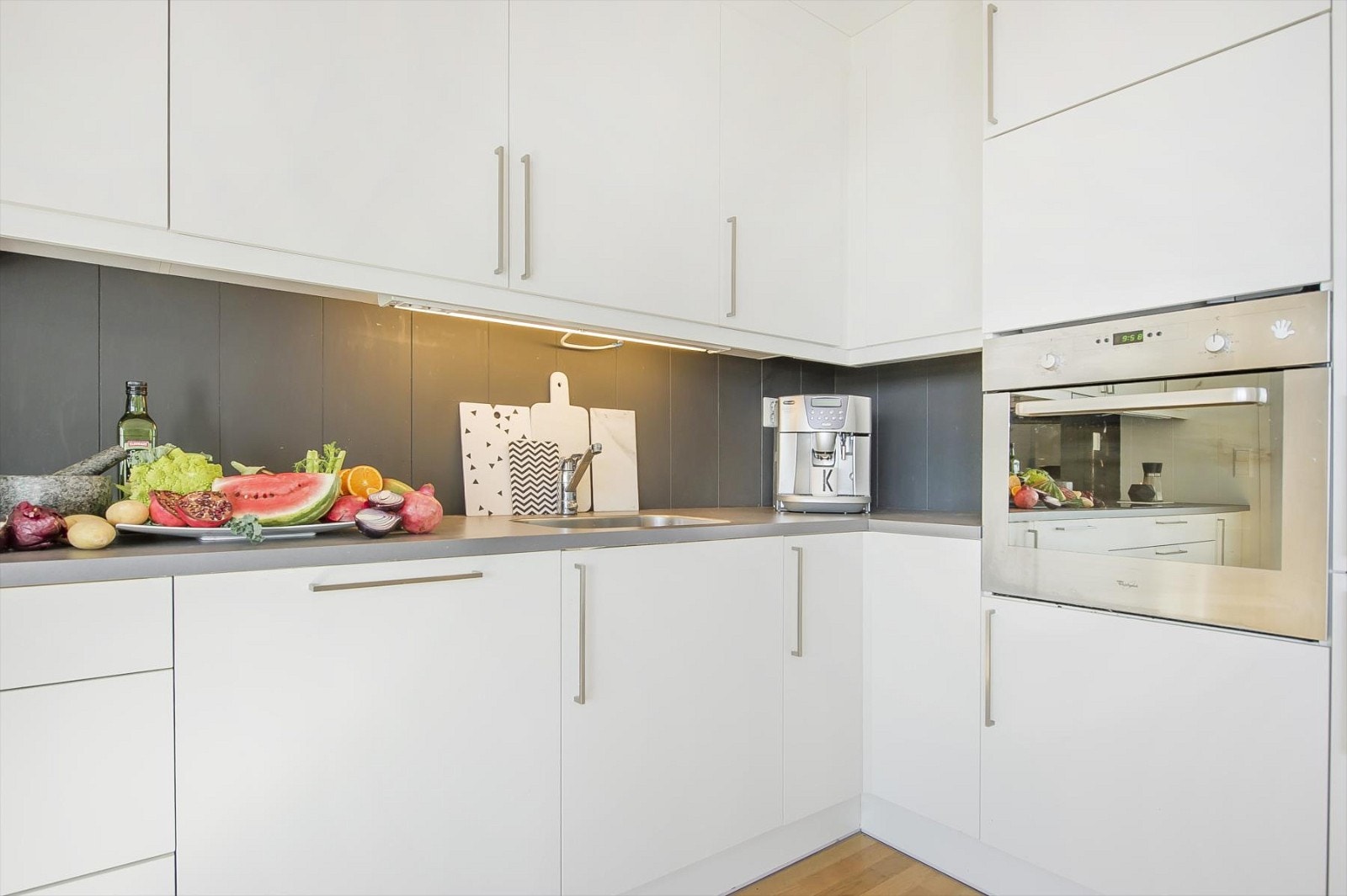 HTH kjøkken med integrerte hvitevarer Galleribilde