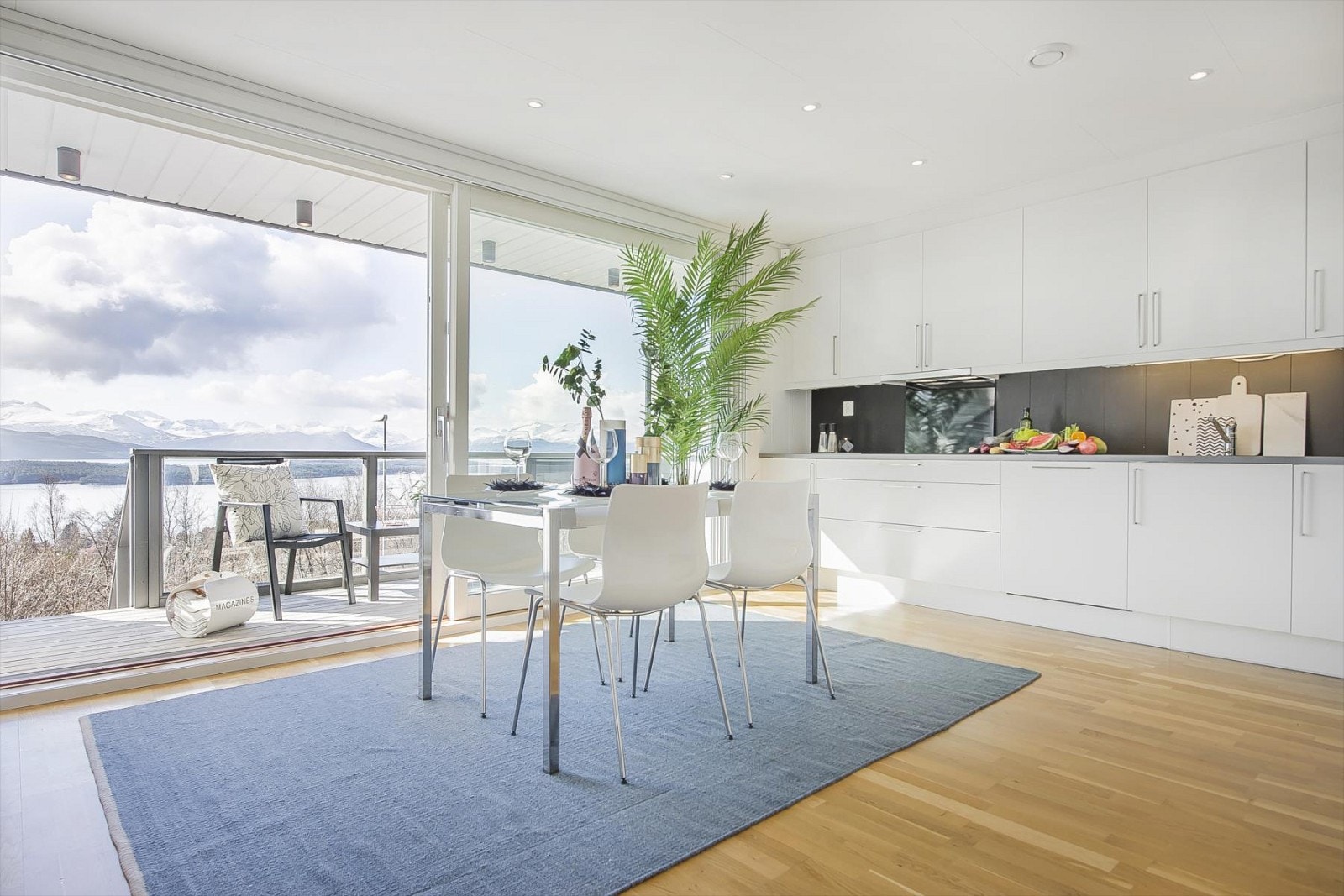 Kjøkken/allrom med nydelig utsikt Galleribilde