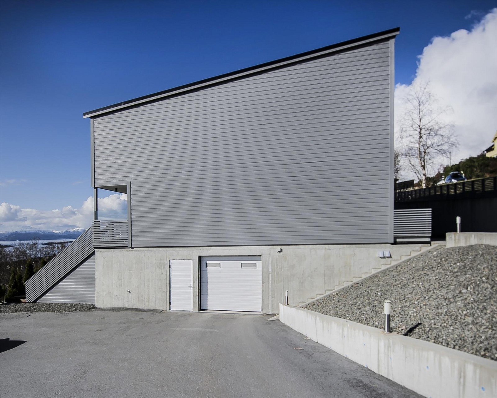 Innkjøring til garasjeanlegg (varmekabler) - gjesteparkering Galleribilde