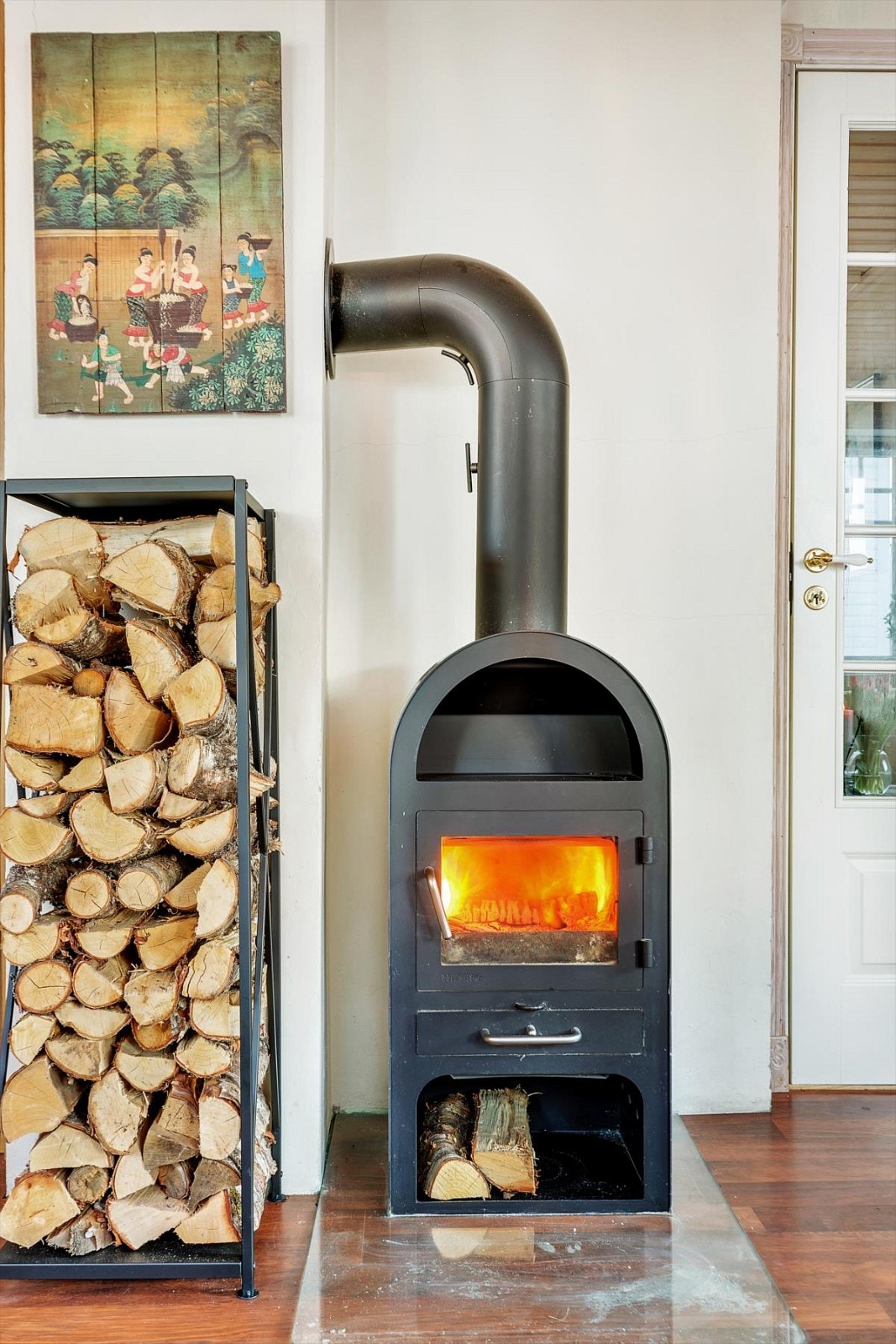 Peis i stuen som gir god varme og masse stemning Galleribilde