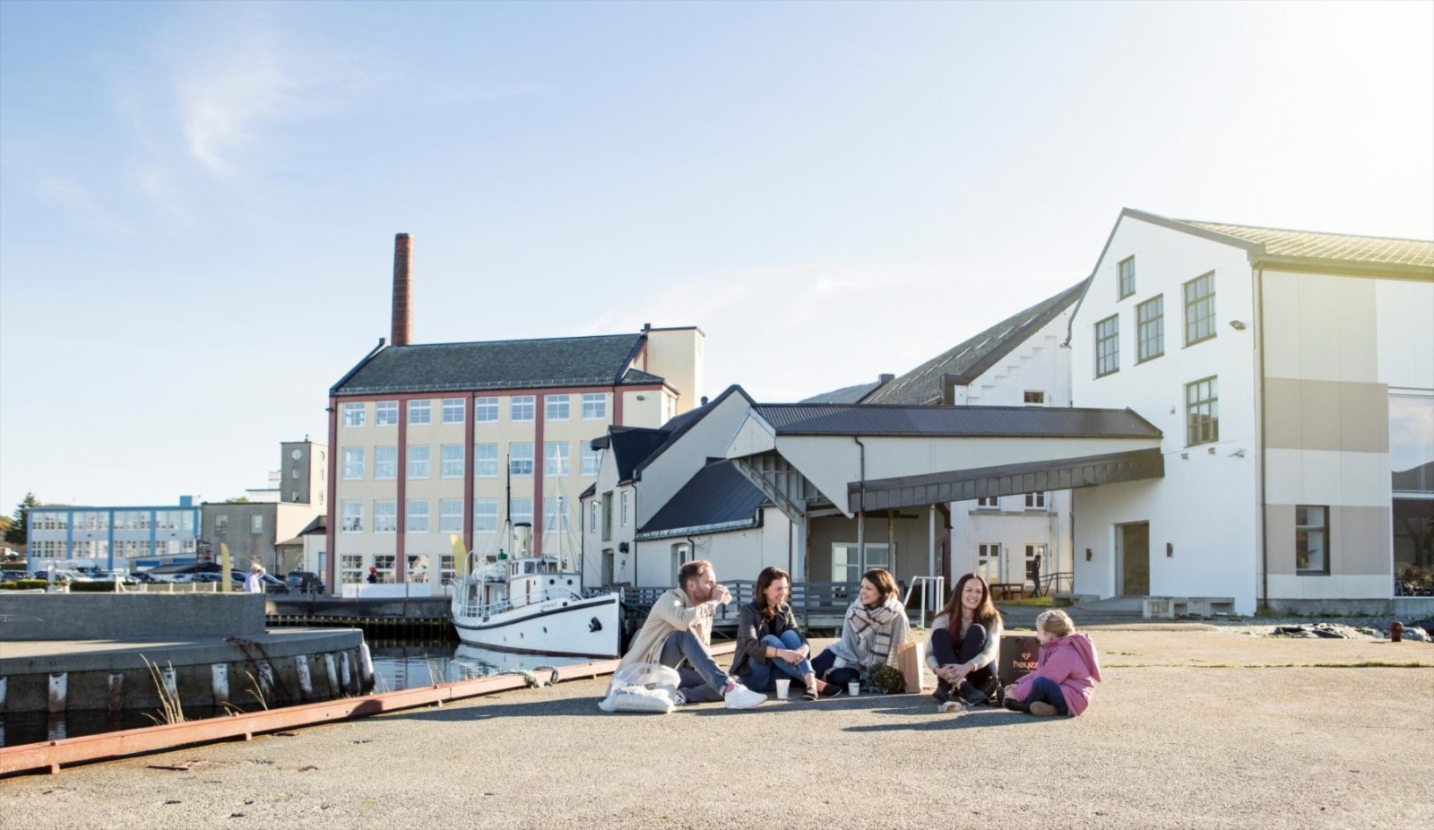 Devoldfabrikken i gåavstand fra boligen med butikker, café og lystbåthavn - Foto: Kristin Støylen Galleribilde