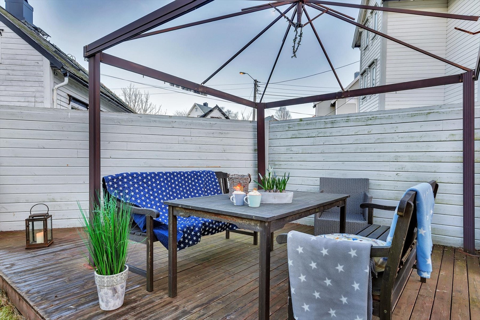 Koselig uteplass ved grøntarealet på tomten med sol fra morgen til kveld på sommerstid Galleribilde